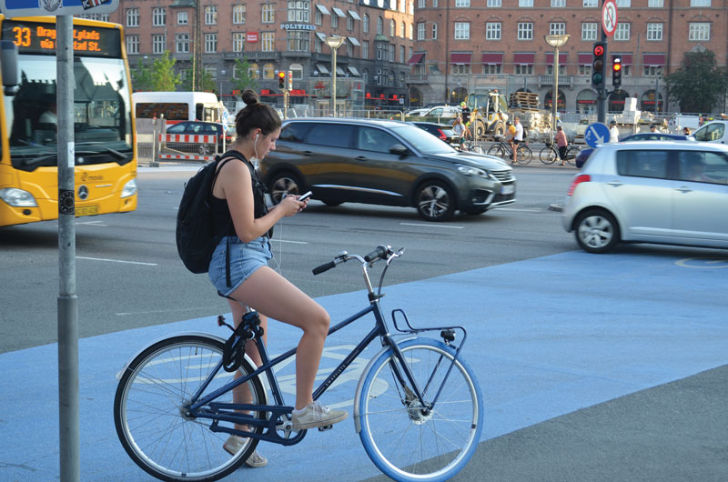 Cyklist med mobil