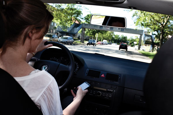 Bilist bruger mobil